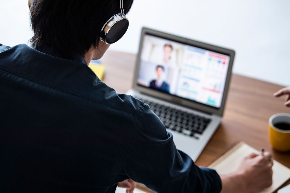 ソーシャルメディア上でのコミュニケーションを通じてビジネスマンがオンライン会議を行っている様子