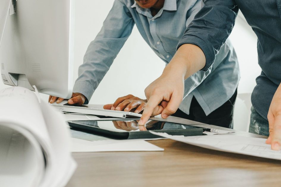 リース契約に関連する計画を練っている状況。