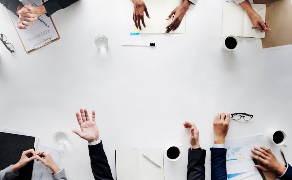 IMCの定義と戦略について説明するビジネスチームのイメージ