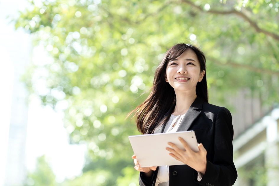 Snowflakeの利点を活かしながら新たなビジネスチャンスを見出す前向きなビジネスウーマン