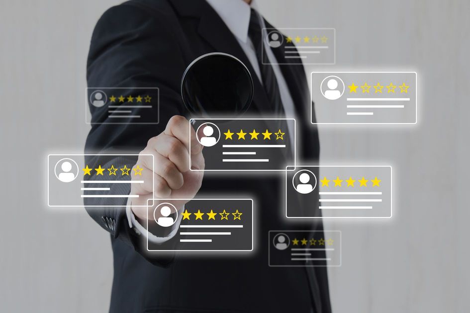 顧客満足度の分析を行うビジネスマンの画像。CSの重要性を表現。