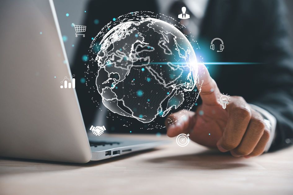 グローバルネットワークの接続を示すビジネスマンの画像。CSの向上には国際的視点も重要。