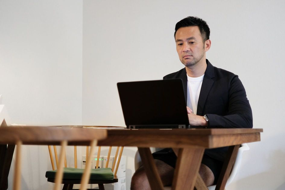 リモートワークでビデオ会議に参加するビジネスパーソンの様子