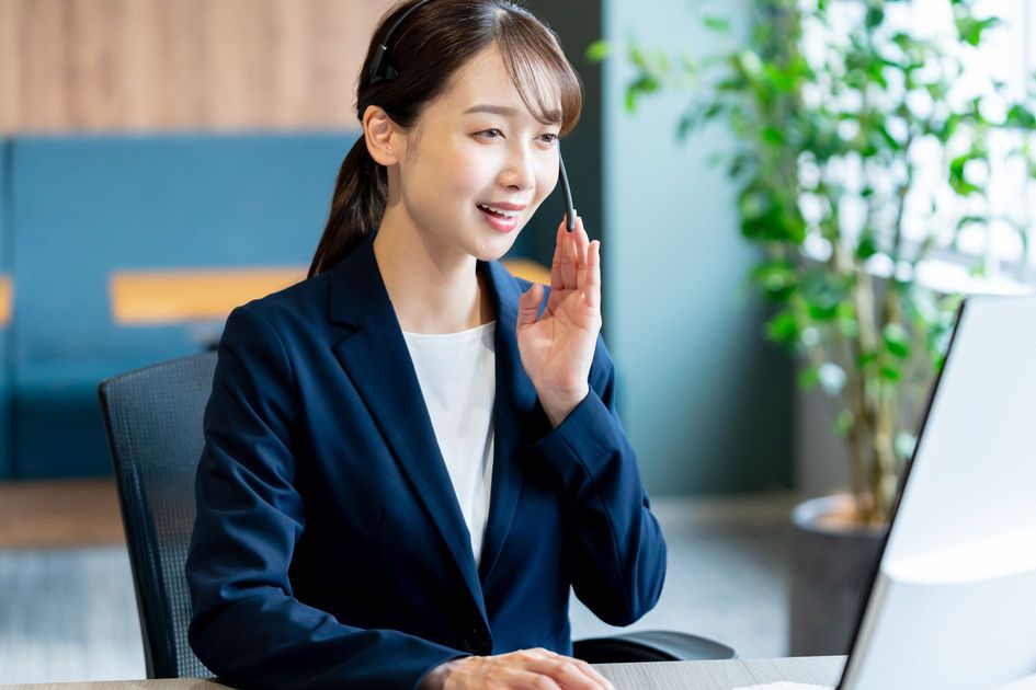 行動ターゲティングの実施における注意点を考慮するビジネスマン