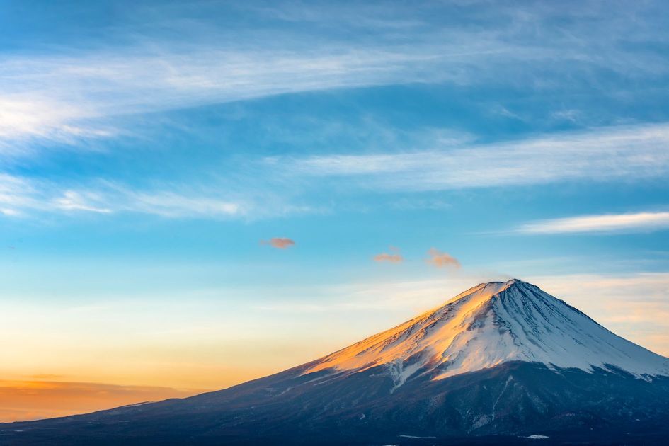 HTMLの基本とその注意点を総括するため、風光明媚な富士山の景色を背景にした画像。