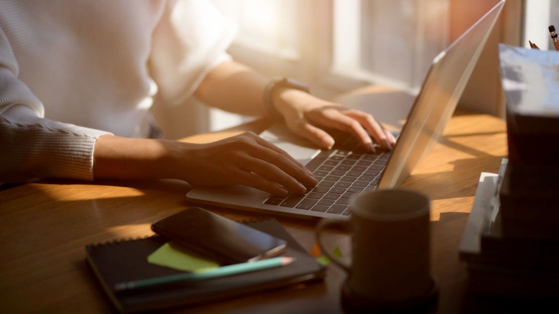 快適な作業空間で試験のためのノートを取る学生。統計検定データサイエンス基礎の学習プロセスをイメージする画像。