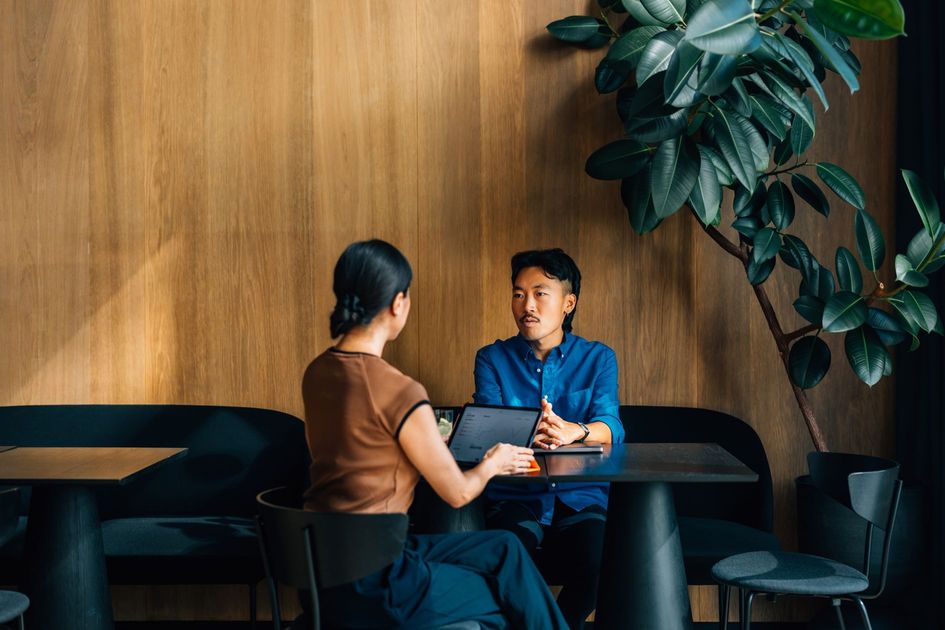 NRRの活用法 - 同僚たちが会議で戦略を議論している様子