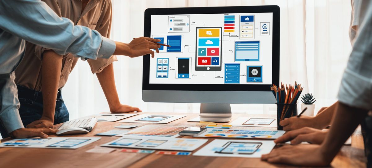 デザイン思考プロセスのまとめとしてのクリエイティブなブレーンストーミングセッション