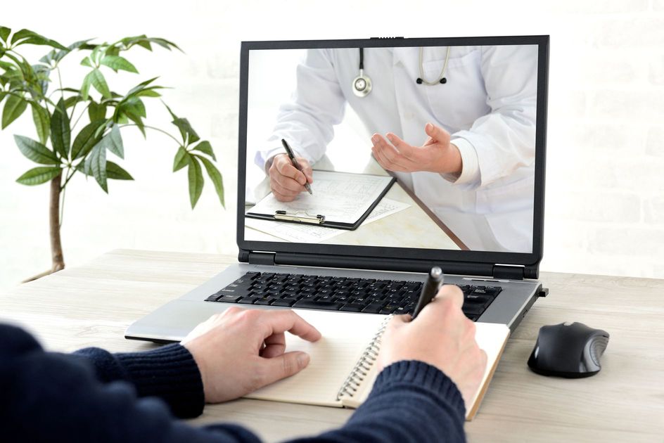 リモート環境でマーケティング戦略について話し合うビジネスチーム