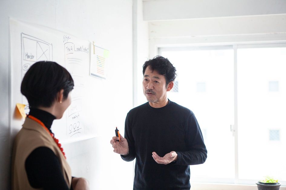 アカウンティングとファイナンスの知識を共有するためにディスカッションしているビジネスチーム。