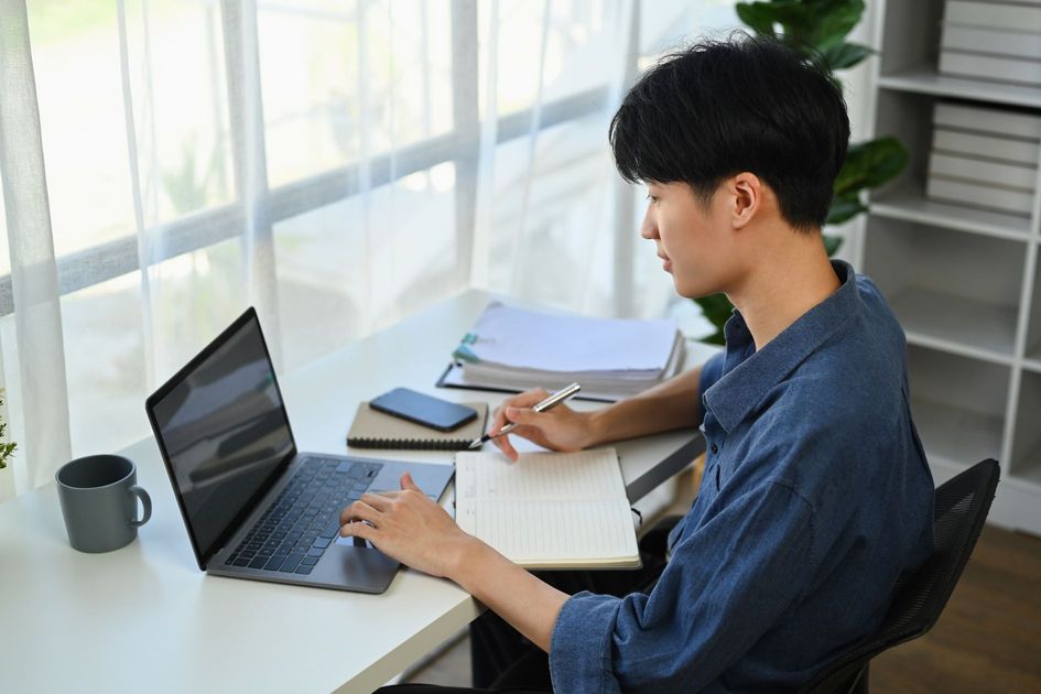 実務における実現主義の活用事例を示す統計文書と向き合うビジネスマン。