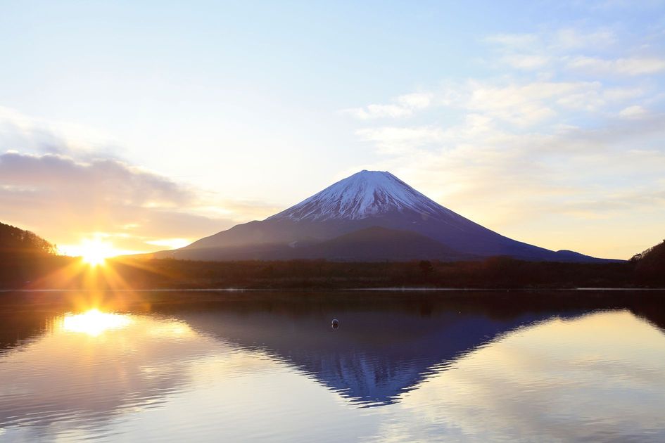 成功を意識し明るい未来を見据えるビジネスシーン