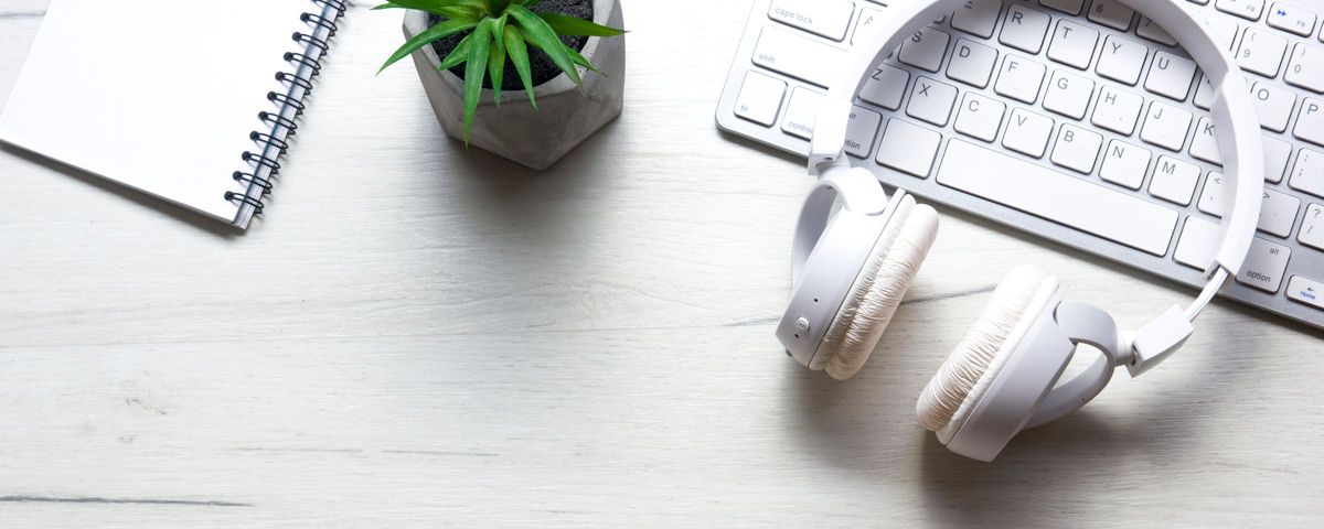 オフィスの机の上に置かれたビジネス書類と各種用品、総括としてのまとめ