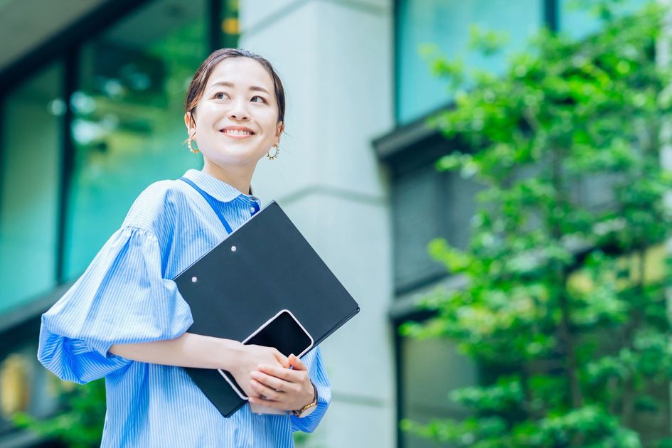 クロスメディアを活用し、成功を収めたビジネスウーマン。多様なメディア環境での競争力を高めます。