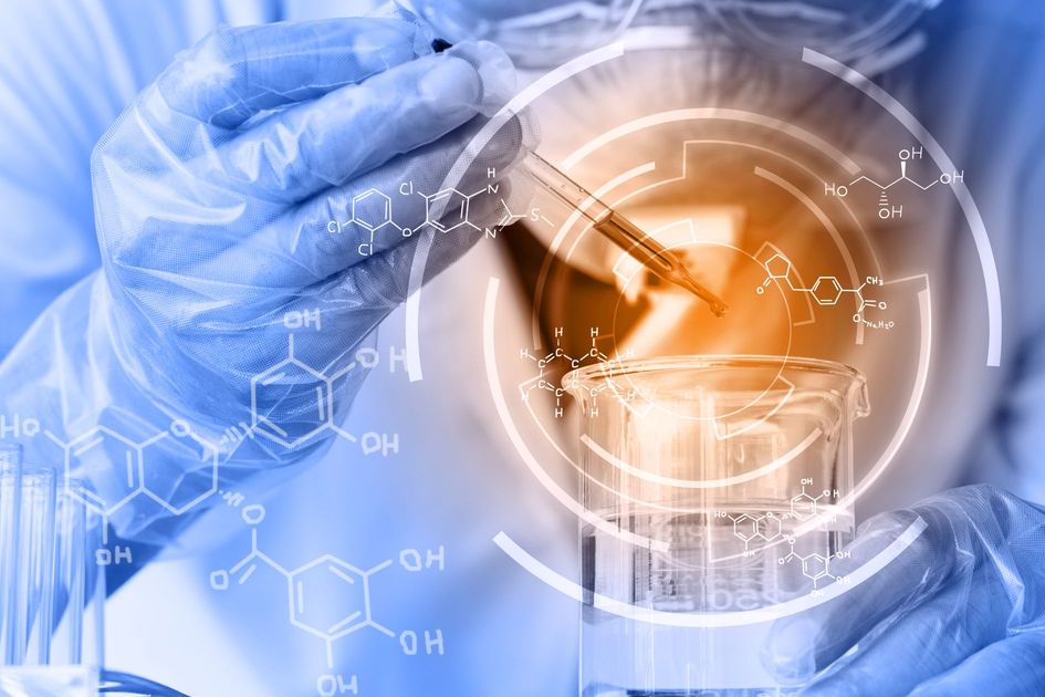 フラスコに化学液体を落とす科学者