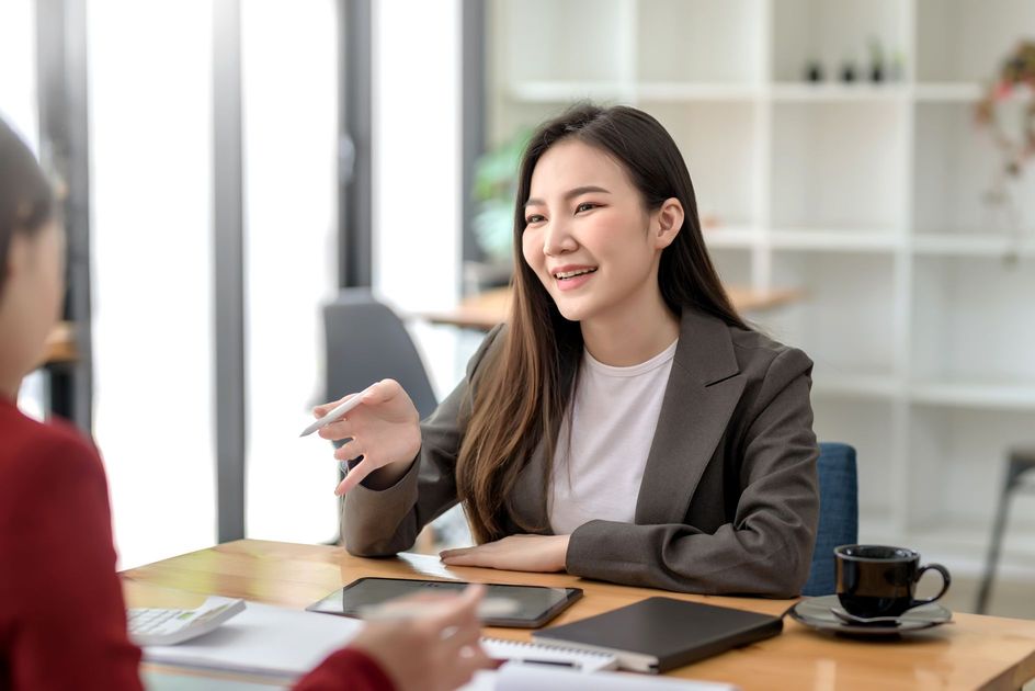 D2Cモデルを成功させるための戦略を議論するビジネスパートナー