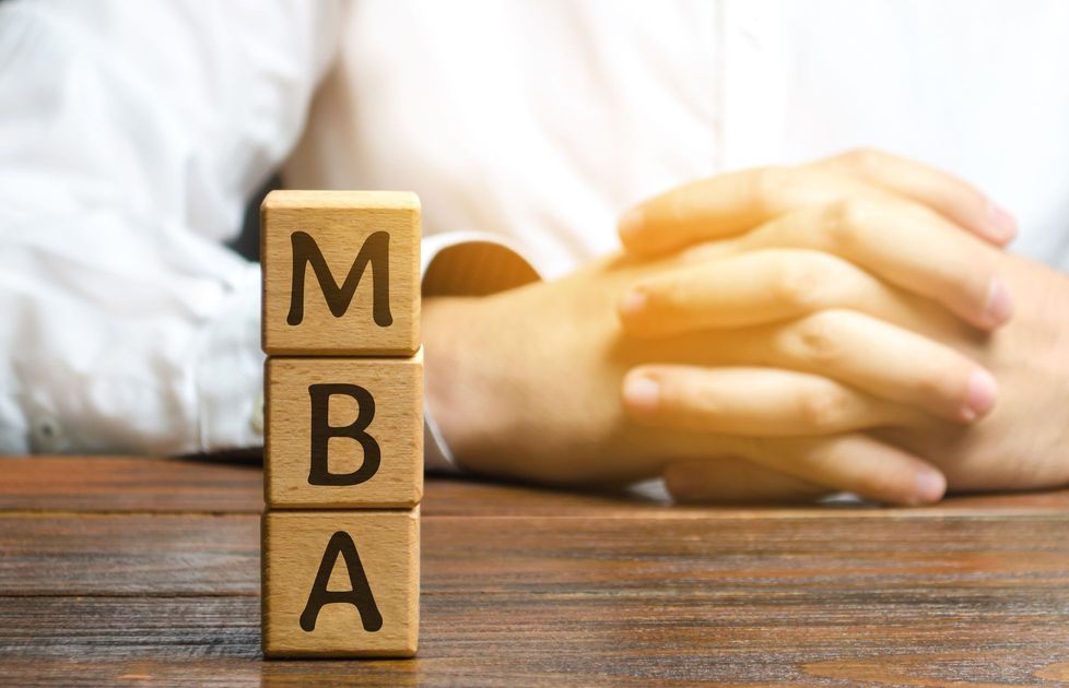 『MBA』の文字を示す木製のブロック。会計と管理の重要性を示す。