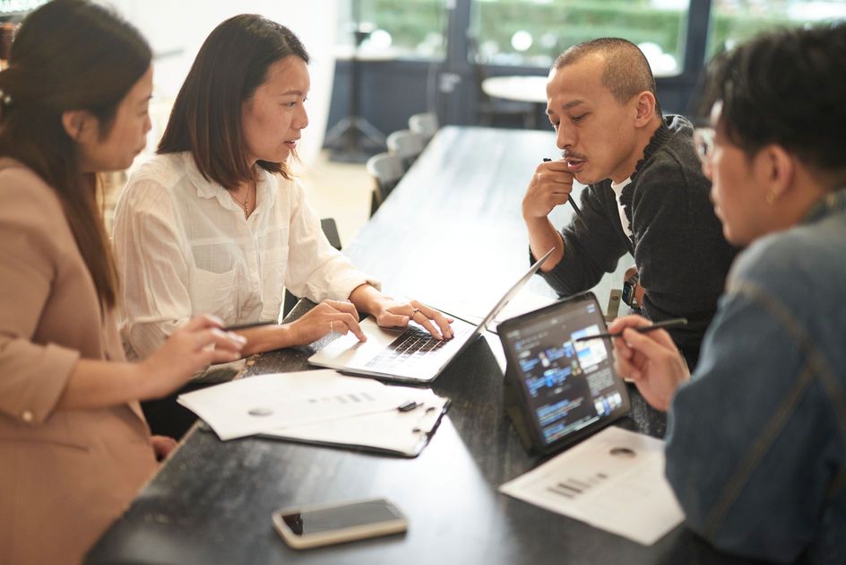 ビジネス戦略をカジュアルに討論する若手社員たち